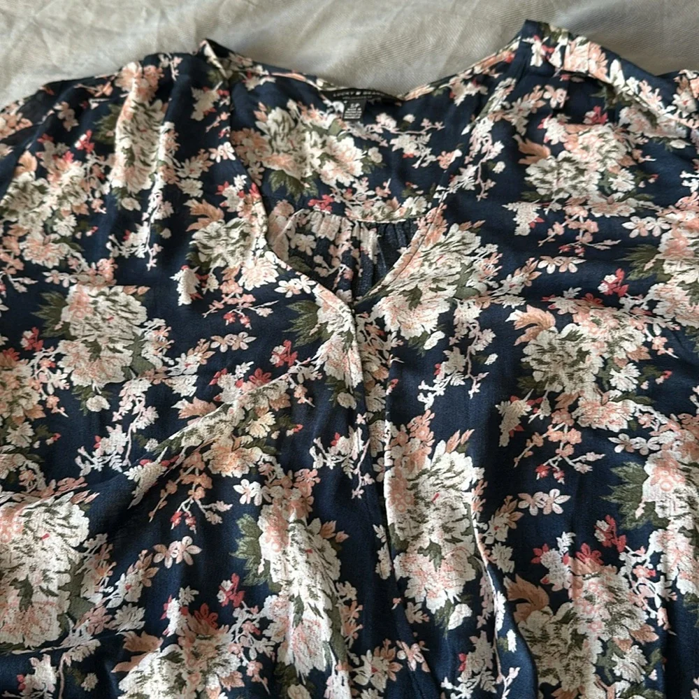 Lucky Brand blouse size small. V neck, crossover front.  Navy floral. - Picture 5 of 5